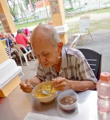 Syukur Penyayang elderly enjoying meals from generosity