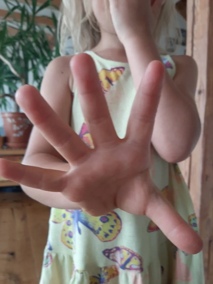 Mädchen mit abweisender Handbewegung