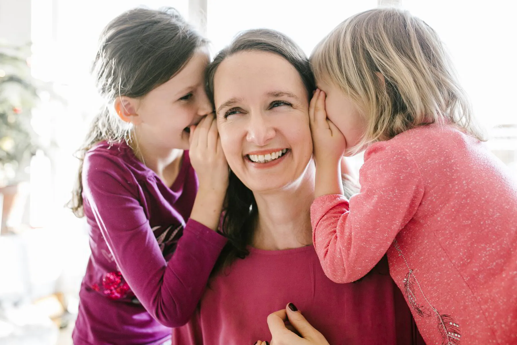 Petra Herout lachend mit zwei Kindern