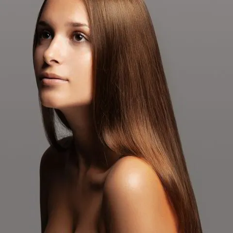 mujer cabello castaño claro