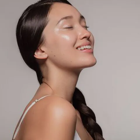 mujer piel clara cabello castaño brillante