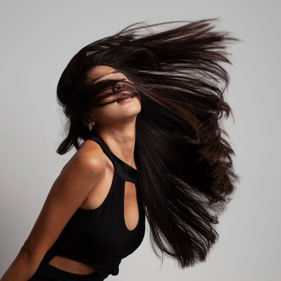 mujer cabello negro lacio en movimiento