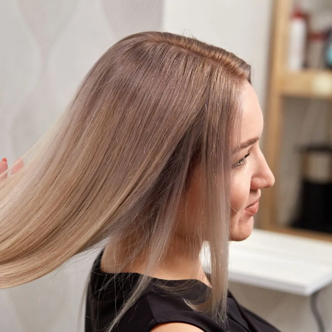 mujer salón cabello claro