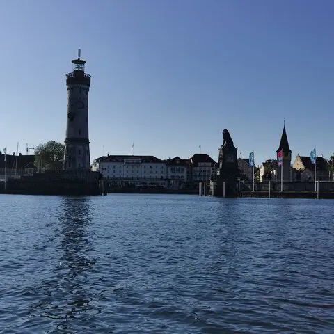 Lindauer Hafeneinfahrt vom Wasser aus gesehen