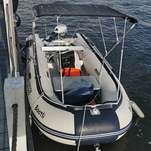 Boot  mit Sonnendach