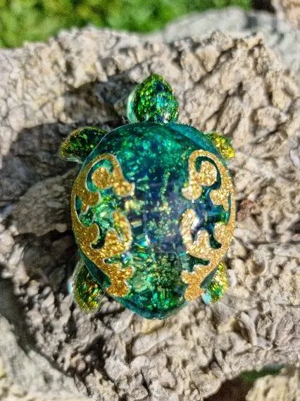 Sköldpadda i grönt och guld med gulddekor