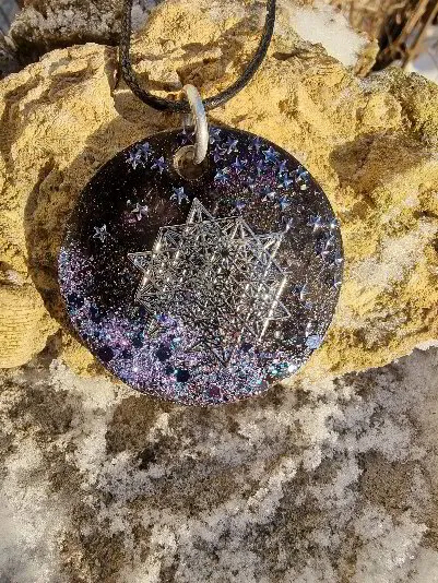Halsband i svart med iriserande stjärnor och glitter och symbol i silver