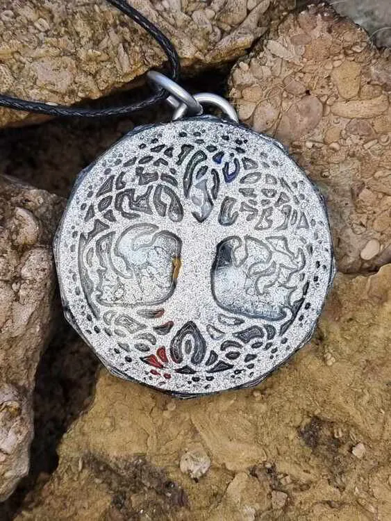 Halsband i silver med chakrakristaller och Livets Träd i silver. 