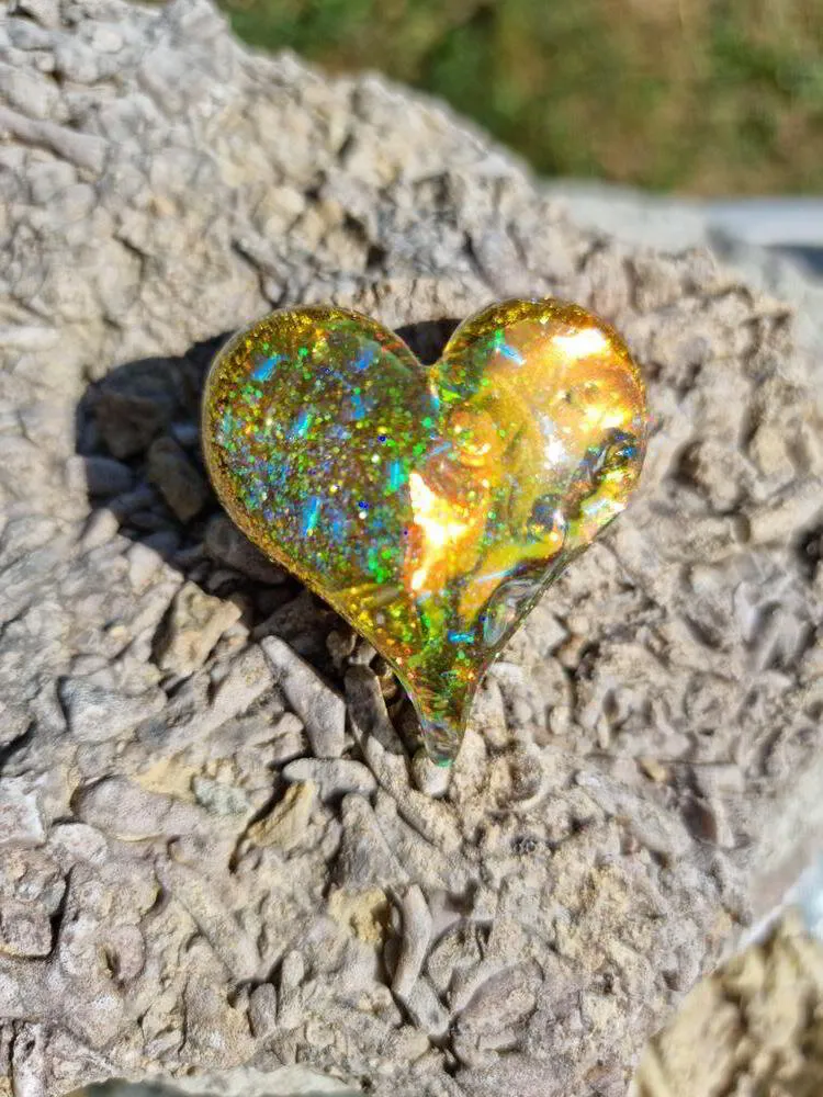 Litet spetsigt hjärta iriserande guld
