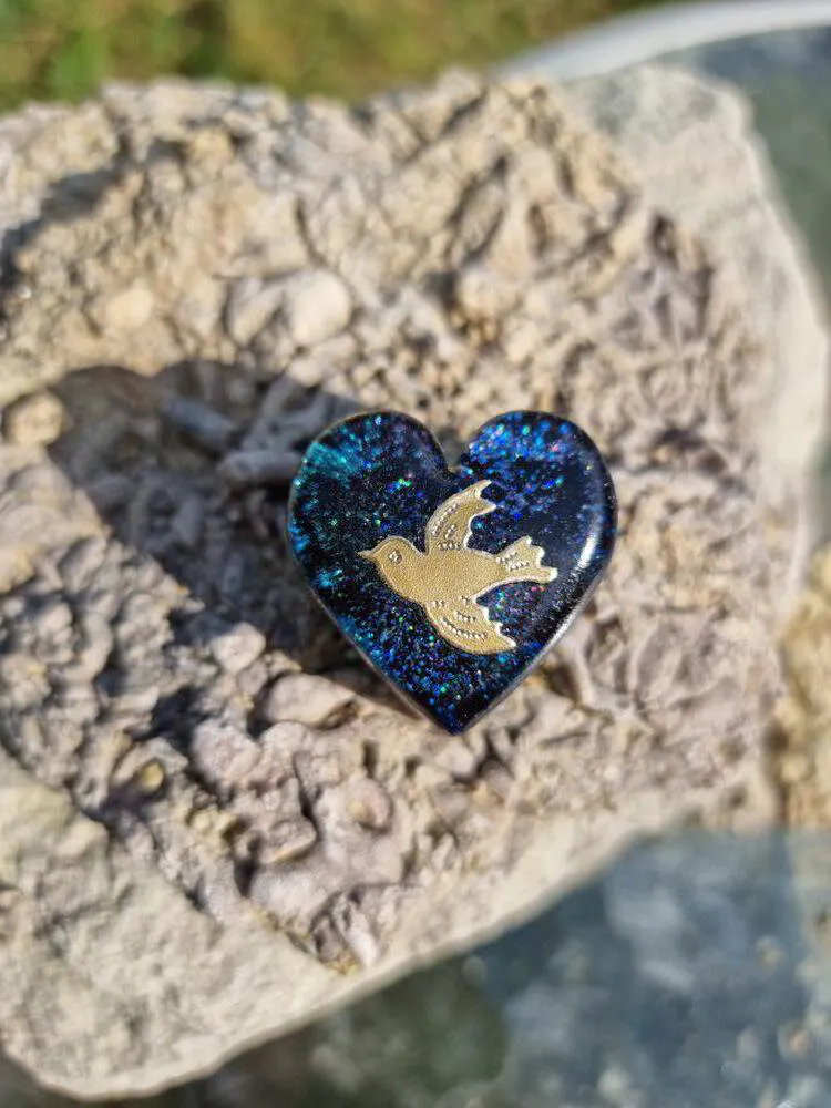 Fickorgonit i svart, blått och med en guldfågel