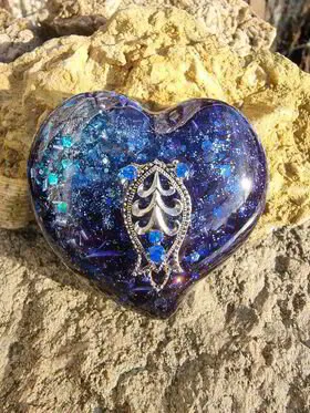Stort platt hjärta i blått med dekor i silver med blå kristaller