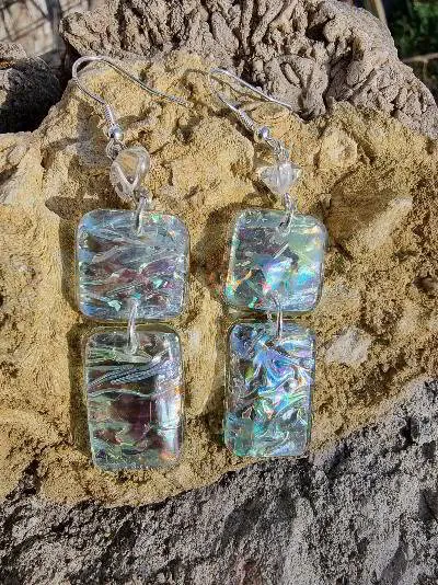 Örhängen iriserande med bergkristall
