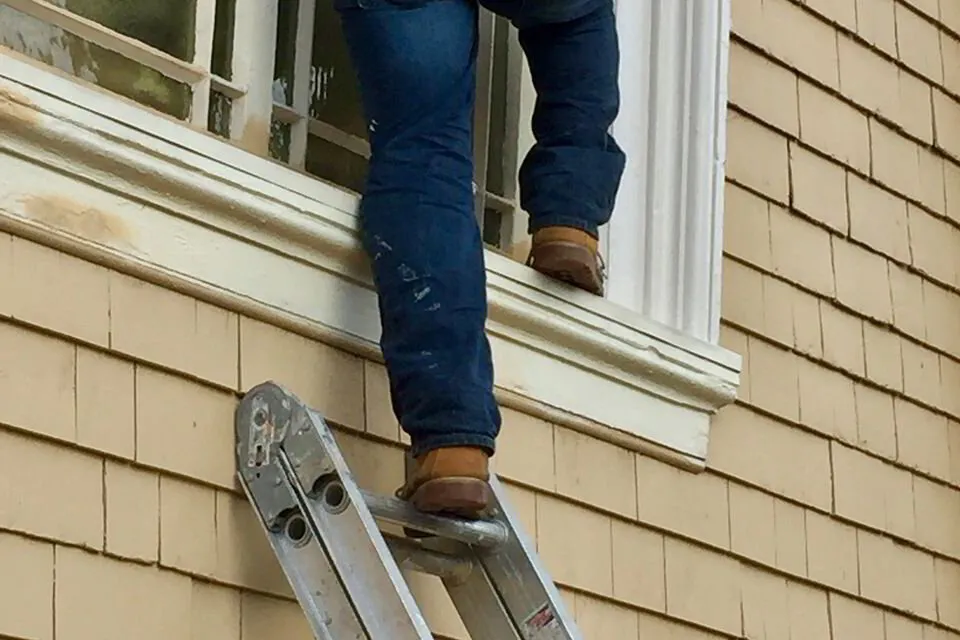 TIPS FOR SAFE LADDER USAGE