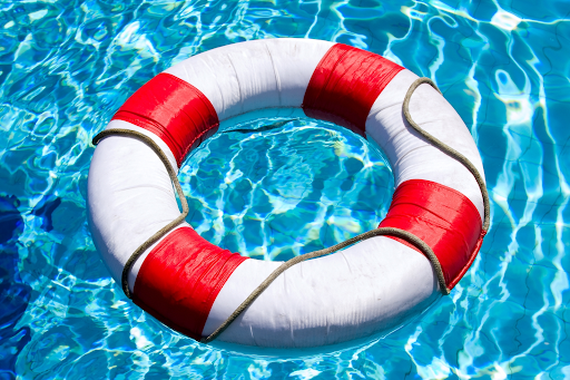 6 Safety Devices to Install in a Pool