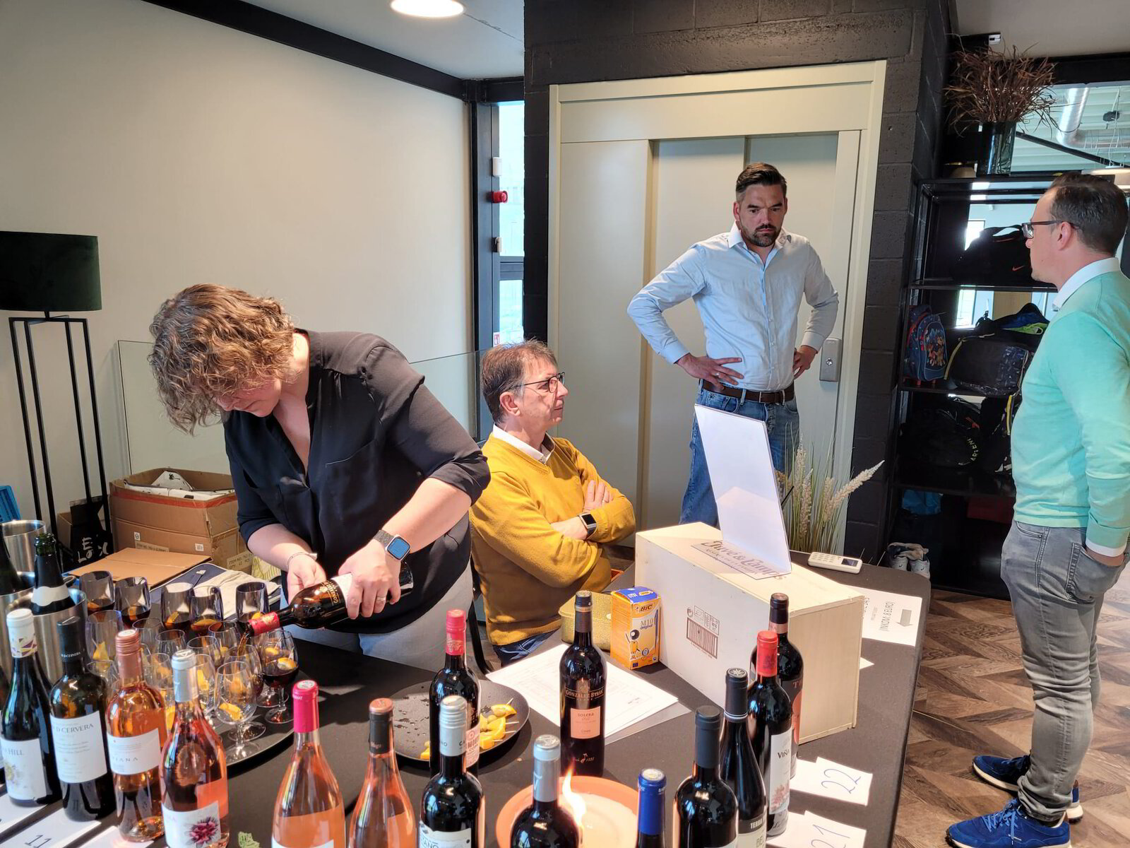 Bezoekers proeven wijn tijdens de Basewine tasting