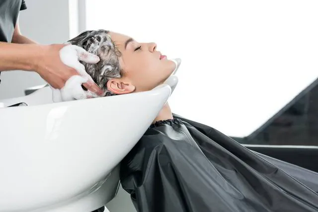 How to Rinse Hair So Shampoo Does Not Stay on Scalp?