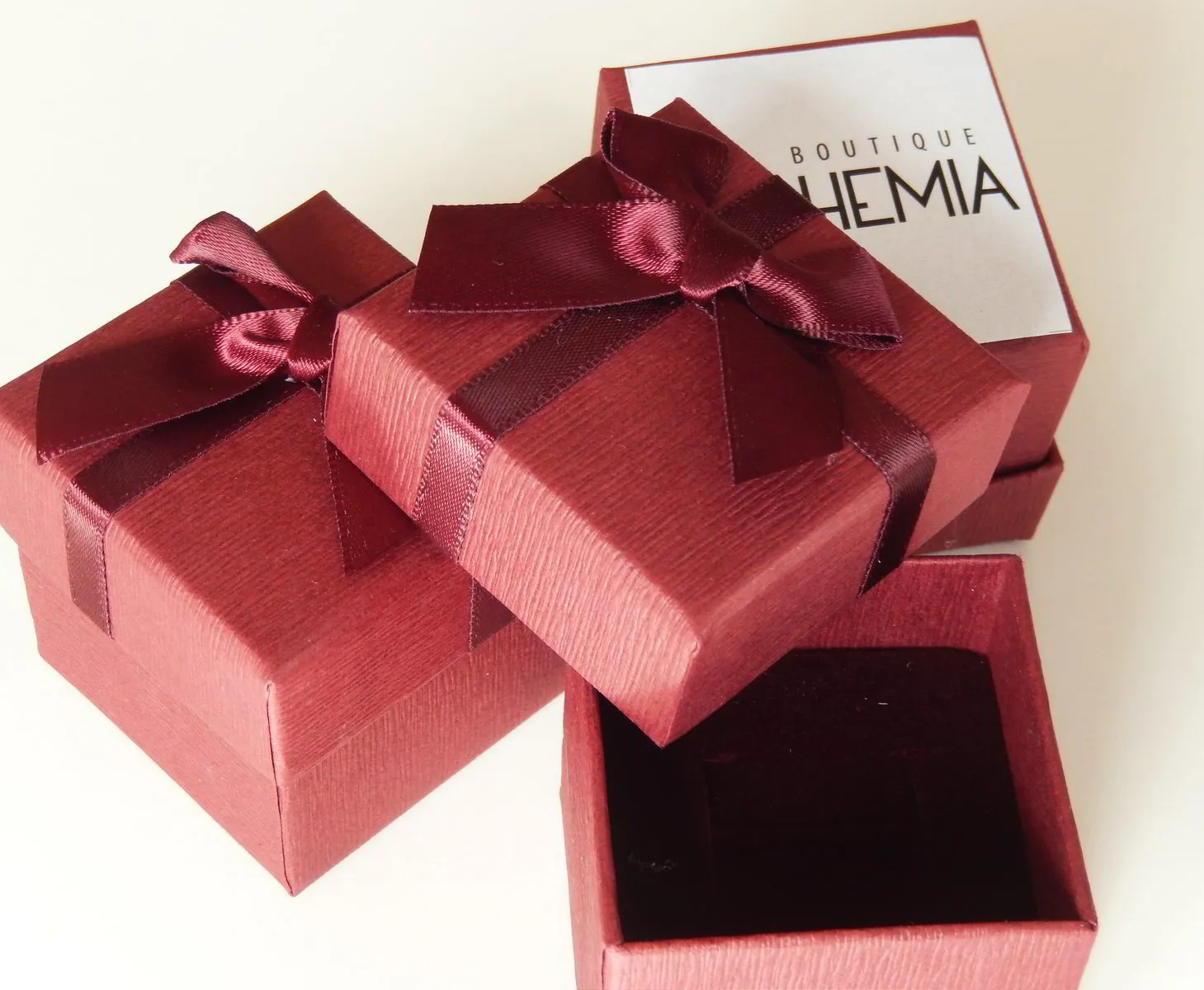Луксозна кутийка за пръстен в бургунди с лого "Boutique Bohemia"