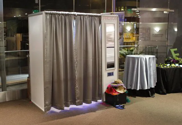 ENCLOSED PHOTO BOOTH RENTAL - Los Angeles - social photo events