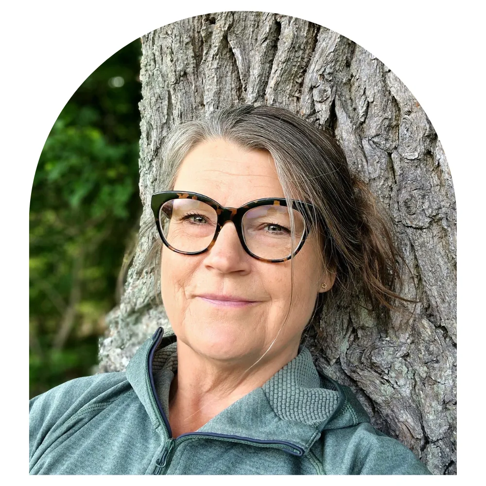 kvinna, glasögon, lutad mot trädstam, mindfulnessinstruktör, leende