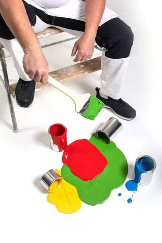 målarfärger på ett golv