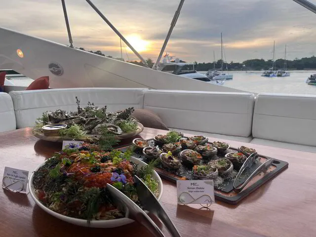 Oyster Tasting Party on Yacht