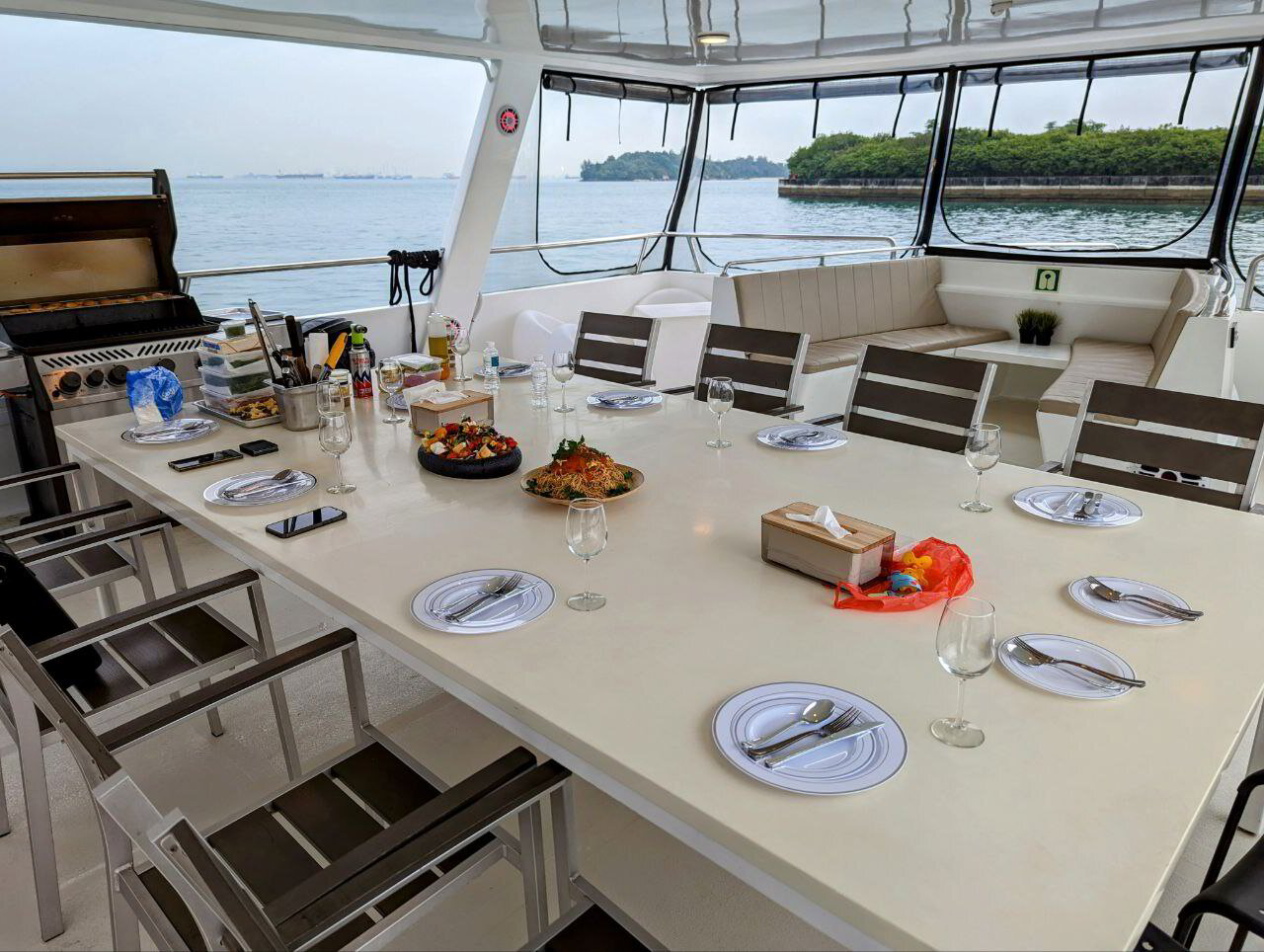 sit-down-dining-on-yacht-private-dining-on-yacht-pearl-coast