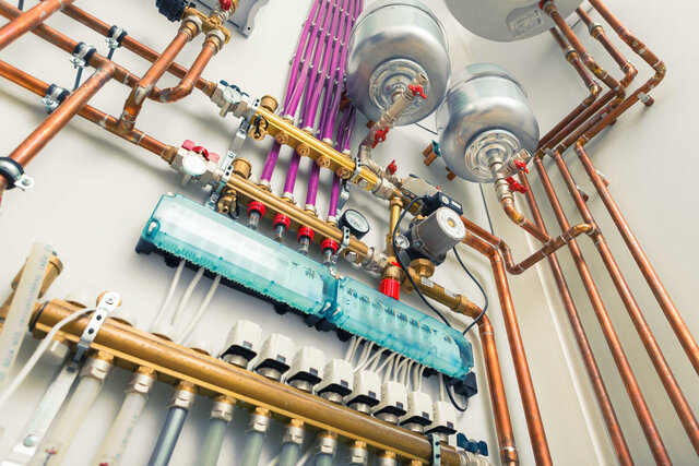 Plumbing pipes in a mechanical room - Phyxter