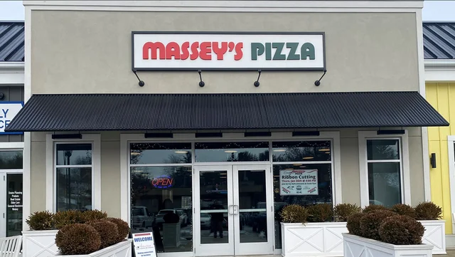 Massey's Pizza Worthington Hills, Ohio location store front.