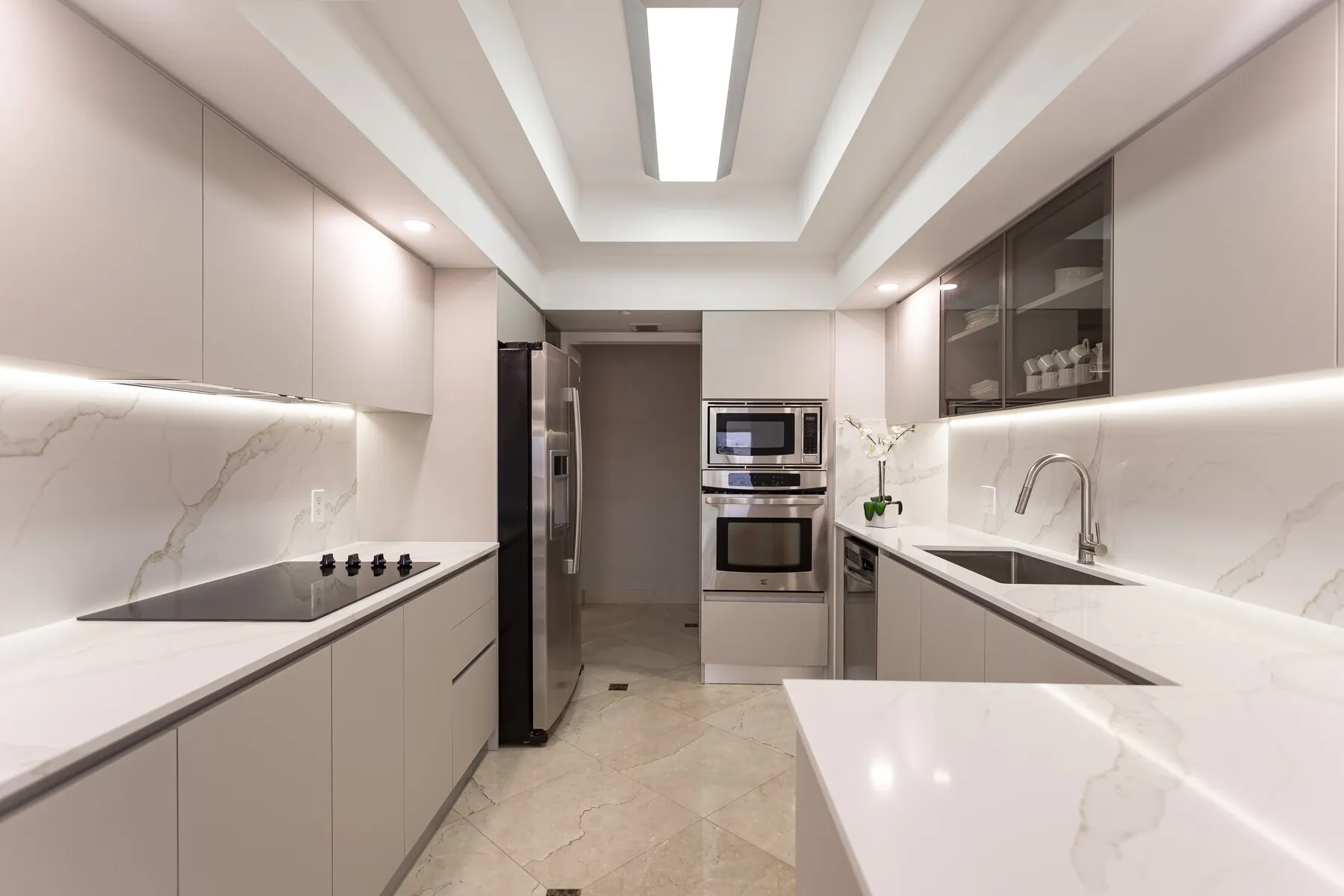Contemporary Kitchen Remodel in Aventura, FL by AM1 PROJECT - Kitchen Remodeling / High End Woodwork project photo
