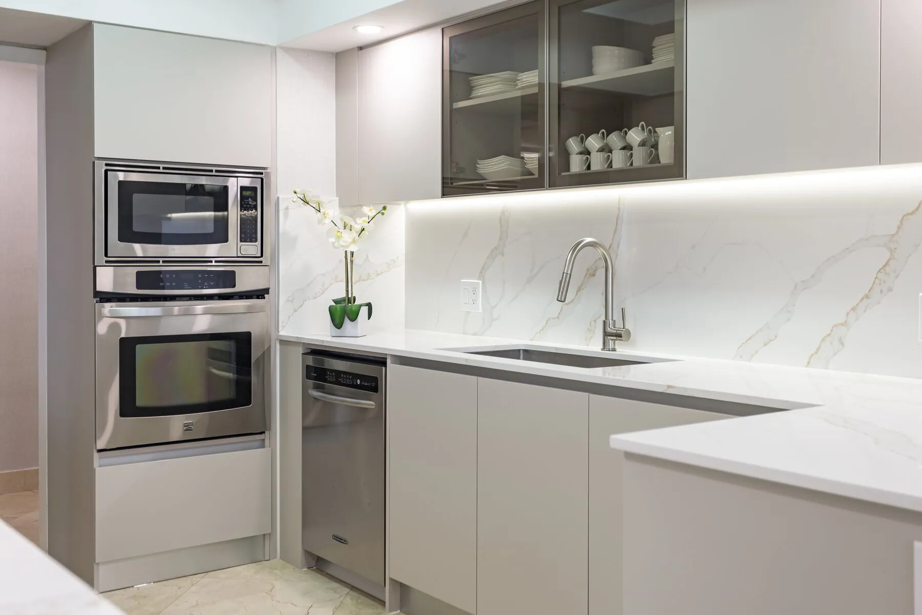 Contemporary Kitchen Remodel in Aventura, FL by AM1 PROJECT - Kitchen Remodeling / High End Woodwork project photo 2