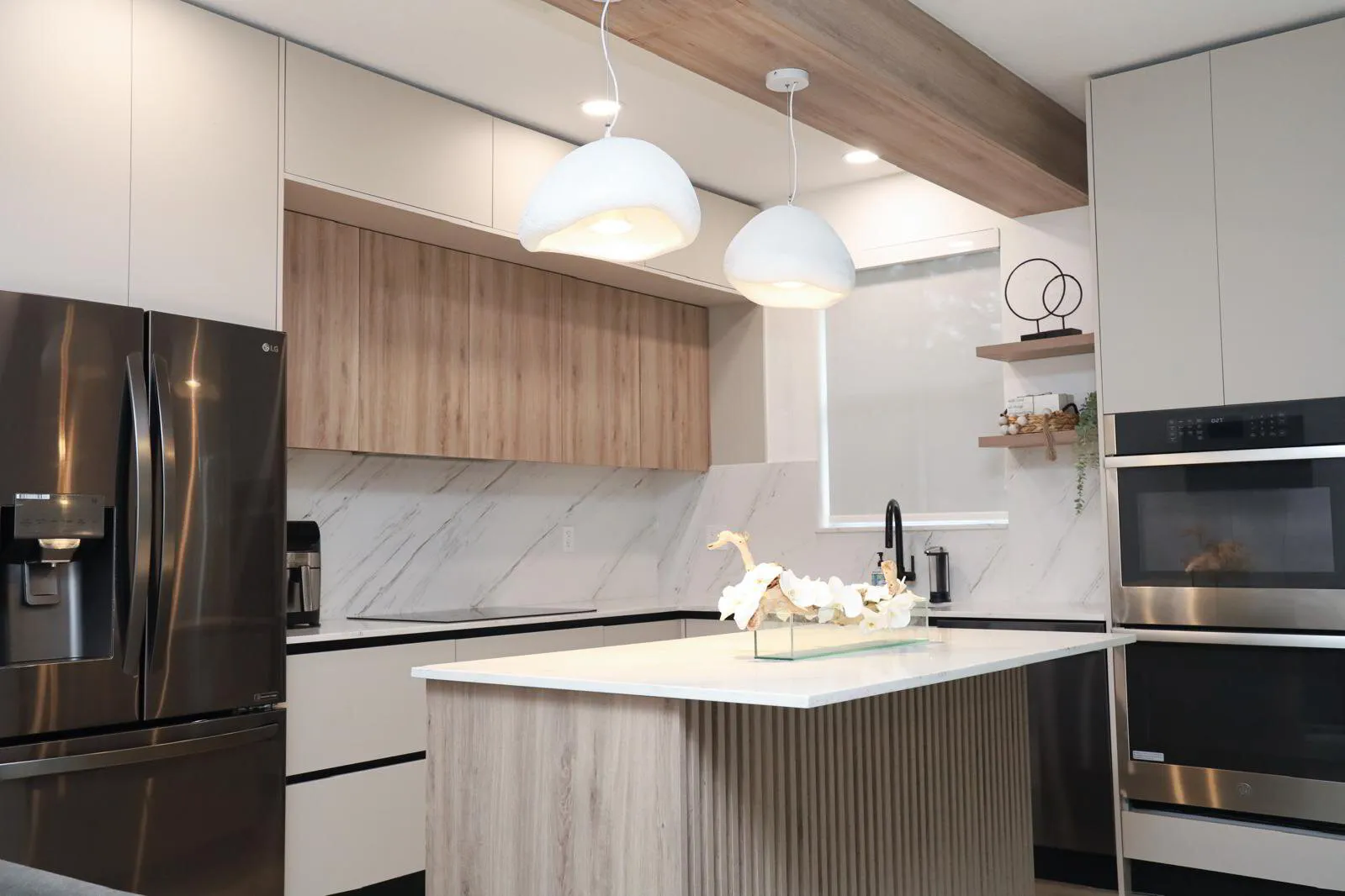 Contemporary Kitchen Remodel in Doral, FL by AM1 PROJECT - Kitchen Remodeling / High End Woodwork project photo
