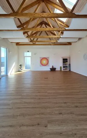 Yoga-Studio be Om großer Yogaraum