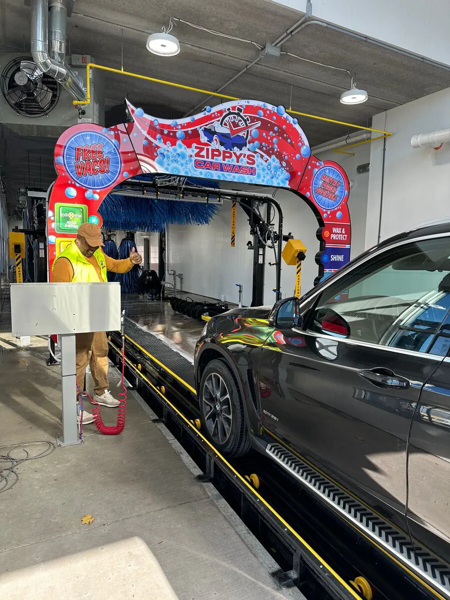 Zippy's Car Wash - Milwaukee, WI - W. Walnut St.