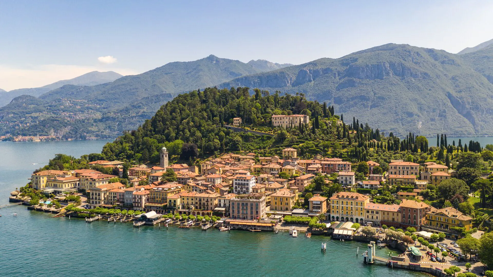 Widok z góry na miasteczko Varenna i jezioro Como