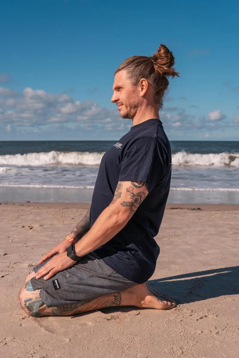 sascha-lange-knee-sit-yoga