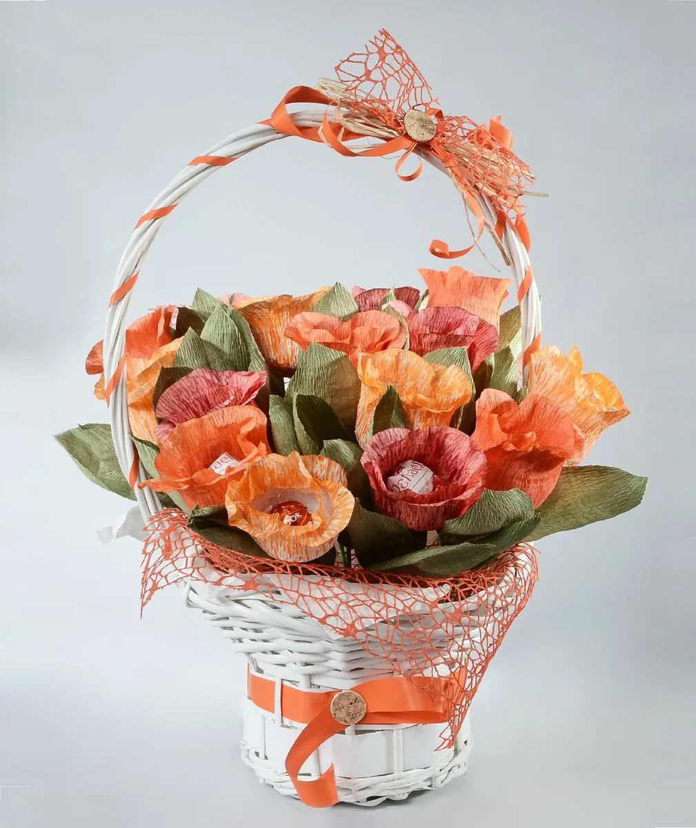 №227 Пролетна кошница с бордо и оранжеви лалета
