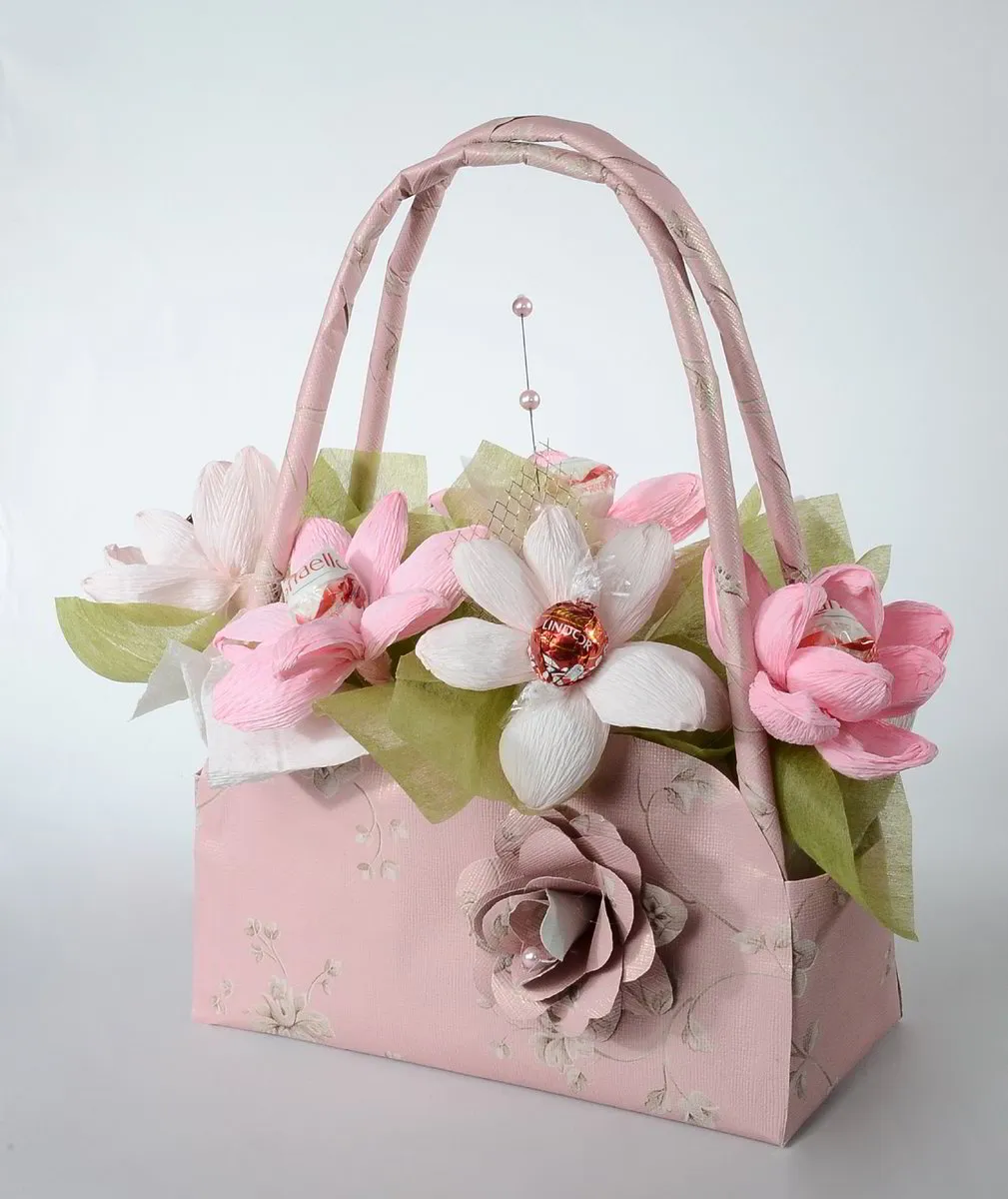 Stilfuld taske med blomster