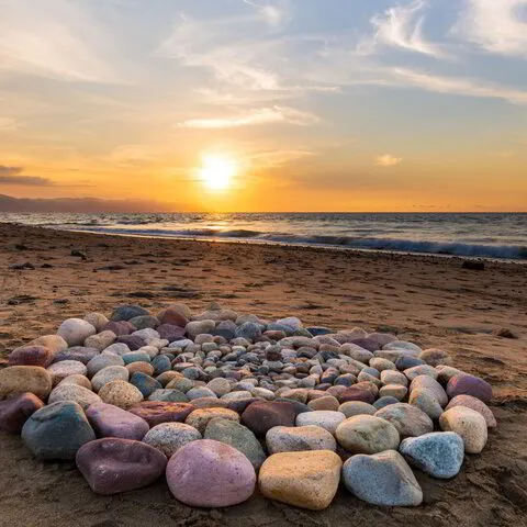 stenar på strand- soluppgång- distanshealing