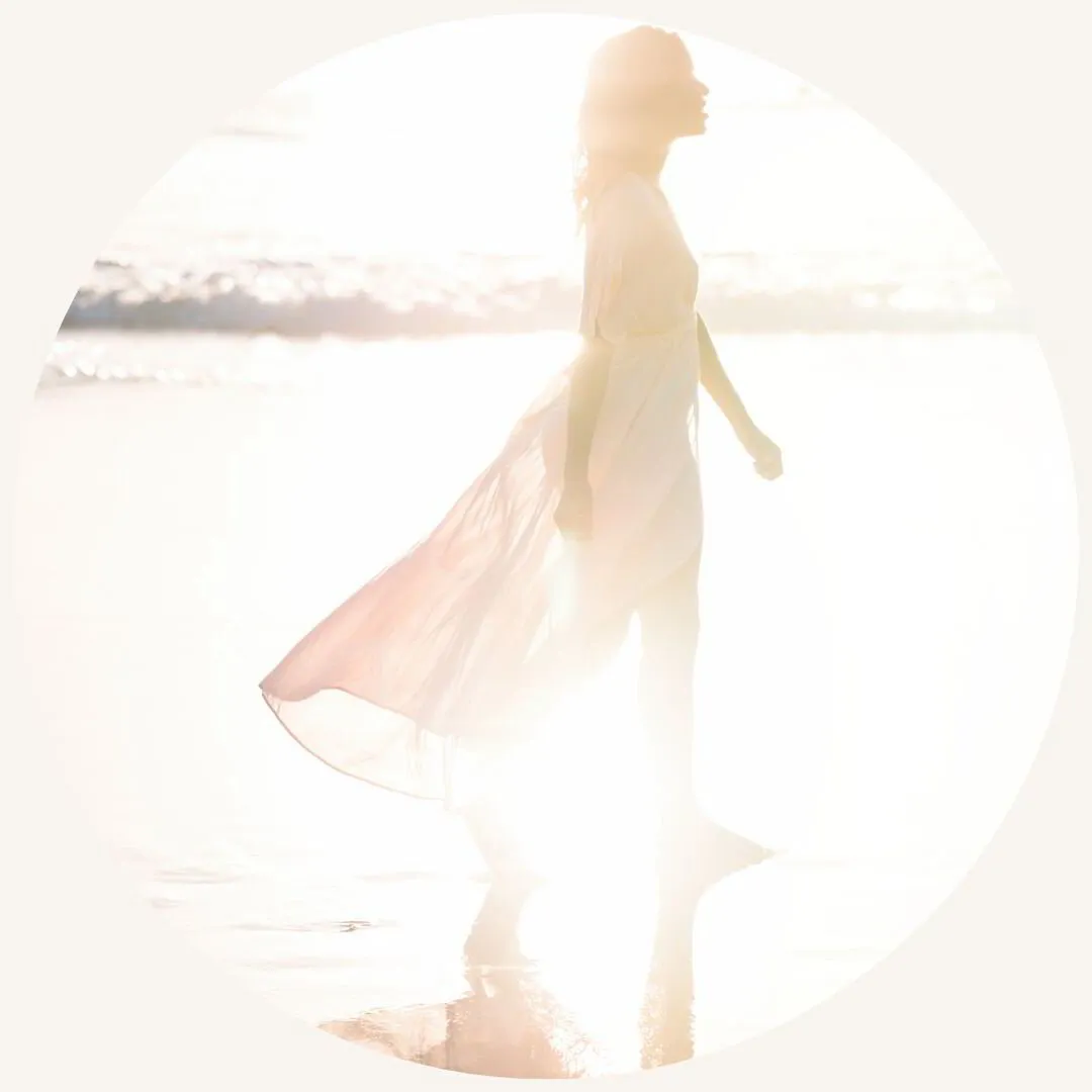 Fri kvinna på strand - knyta an till din själ