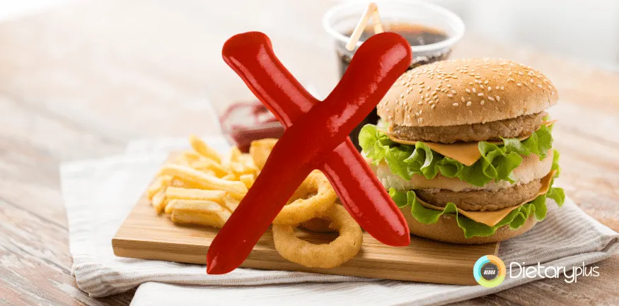 Evita alimentos procesados y ricos en grasas trans, ya que puede elevar los niveles de colesterol y triglicéridos