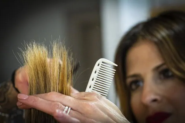 isaura vila realizando tratamientos capilares en salon isaura vila hairstyle