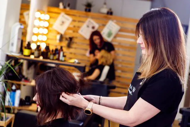 nuria realizando tratamientos capilares en salon isaura vila hairstyle