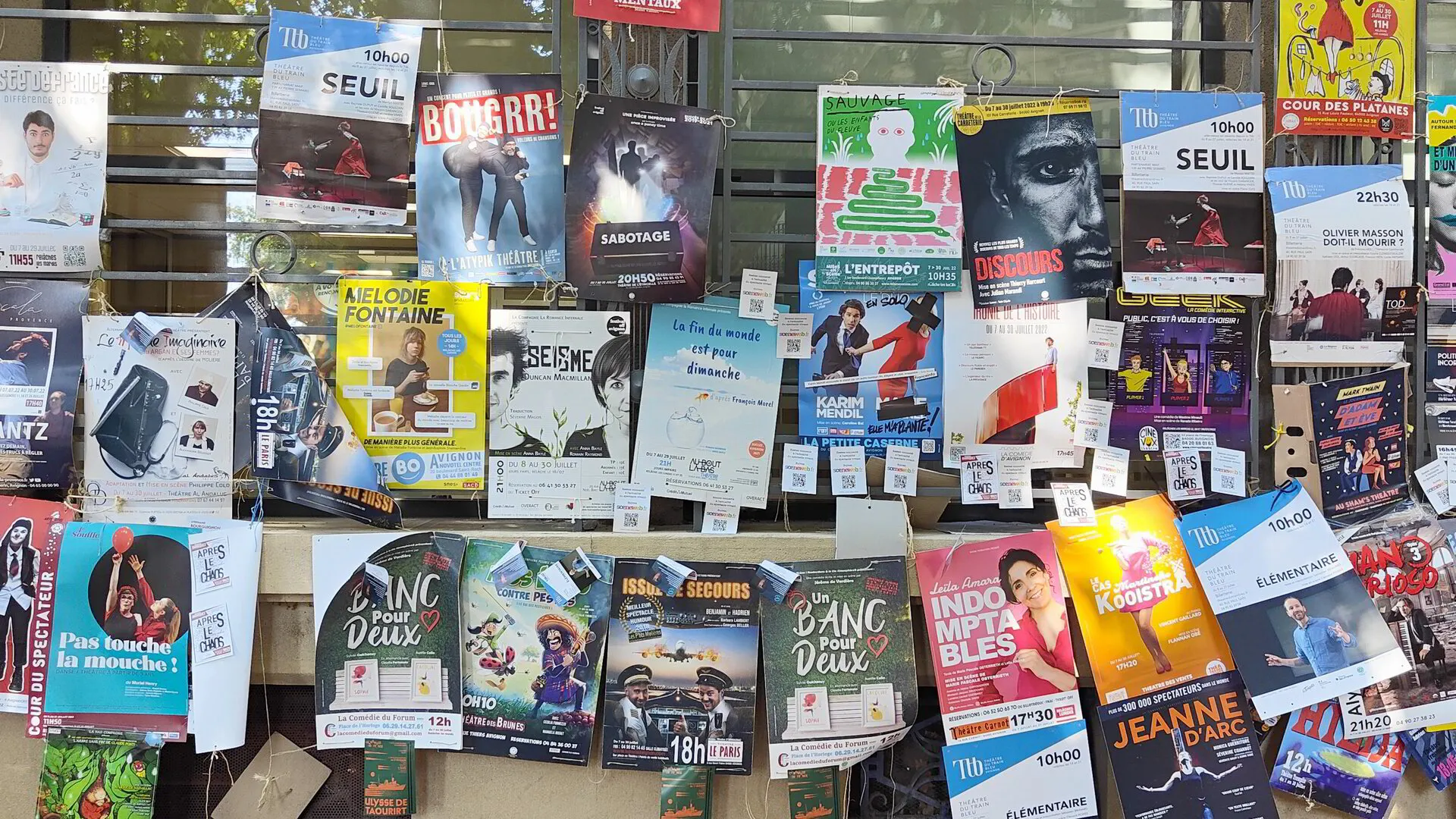 Mu recouvert par les affiches de spectacles au festival Off d'Avignon