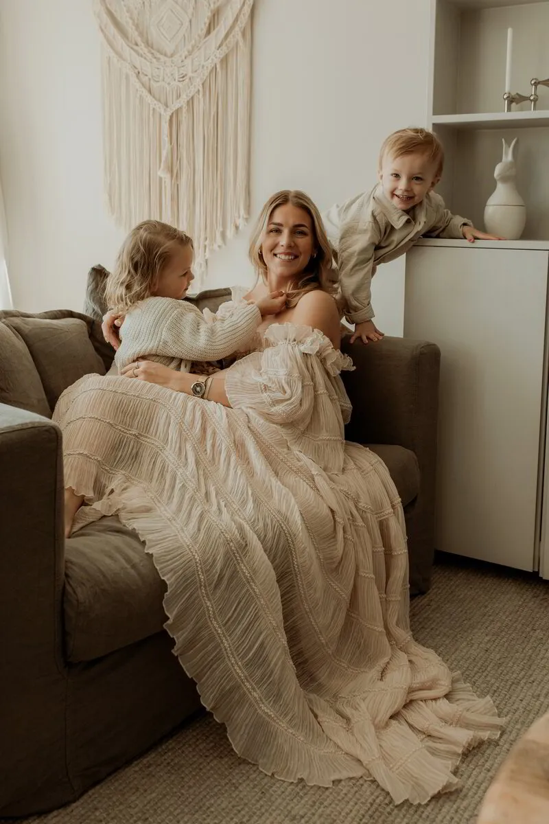 Andrea Norrman med hennes två barn i soffan på en moderskapsfotografering i Stockholm