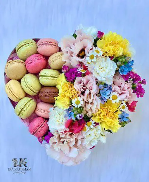 קופסא בצורת לב עם פרחים ומקרונים