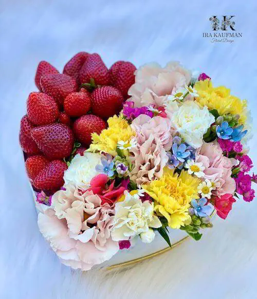 קופסא בצורת לב פרחים עם תותים