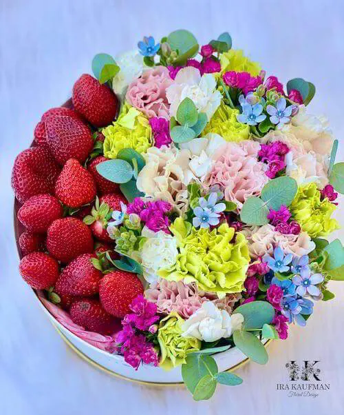 קופסת פרחים עם תותים 