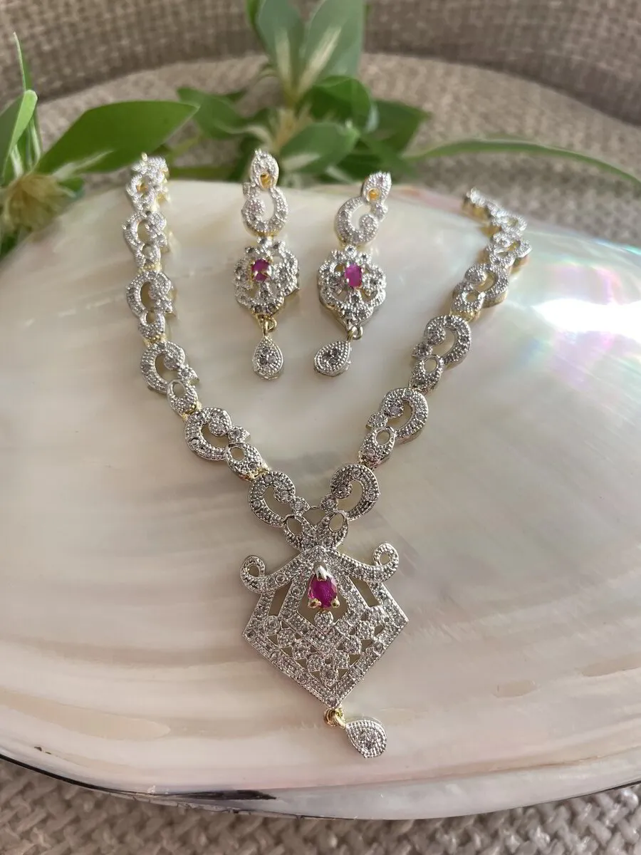 Pretty Diamond Necklace 