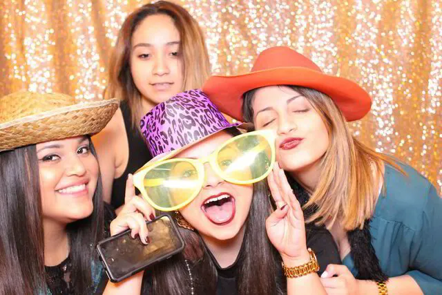 PARTIES AND SOCIAL PHOTO BOOTH RENTAL