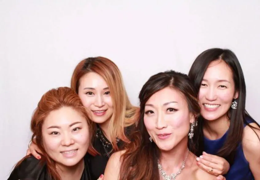 3 Ways a Photo Booth Supercharges Marketing for Your Company